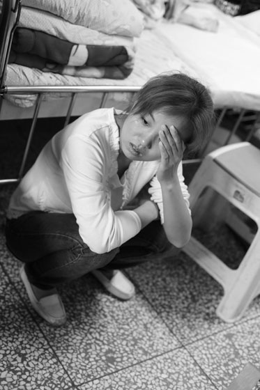 女兒熟睡之后，媽媽總會一個(gè)人想很多，女兒的病情、巨額的醫(yī)療費(fèi)用時(shí)刻充斥著她的大腦，年輕的媽媽在這種情境下變得憔悴了很多，她不知道小彬嫻什么時(shí)候會好起來，帶著她穿梭在小公園里看著她稚嫩的笑。