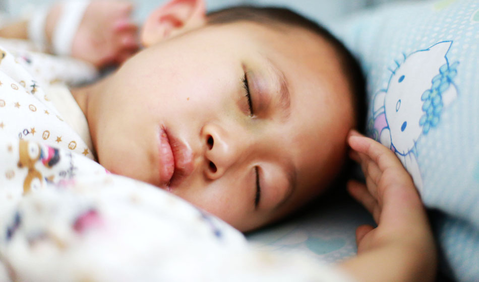 小彬嫻眼部、嘴部、脖子等出血點(diǎn)致使她無法吃硬東西，不小心劃破一下對她就是最大的損失，每個(gè)人都在保護(hù)著她，包括幼小的她自己。