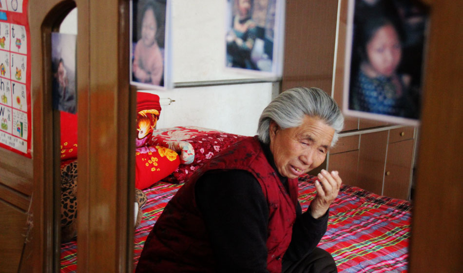 小彬嫻80歲的老奶奶每天在家祈禱小彬嫻早日回來。“老奶奶最親”這是小彬嫻對“誰最親”這個(gè)問題最多的回答，小彬嫻和老奶奶就像是一對好朋友，兩個(gè)人在一起總是歡聲笑語。而現(xiàn)在，老奶奶每天看著鏡子前的小彬嫻的照片就會淚流滿面。
