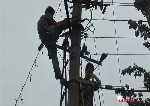 8月8日下午，邯臨路與高鐵橋交匯處北行200米燕莊村一名電工被困在電線桿上，急需救援。接到報(bào)警的邯鄲消防華澤路中隊(duì)立即趕赴現(xiàn)場，消防官兵到達(dá)現(xiàn)場后，經(jīng)了解得知，該男子是一名電工，在電線桿上作業(yè)時(shí)不慎被電擊傷，意識(shí)清醒，但其右腿和右臂無法用力，導(dǎo)致無法從電線桿上下來。消防官兵經(jīng)過半個(gè)小時(shí)的緊張營救，最終將被困男子成功救下，并由現(xiàn)場120醫(yī)務(wù)人員送往醫(yī)院進(jìn)行救治。