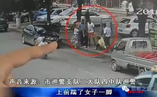 8月5日，市巡警支隊(duì)二大隊(duì)四中隊(duì)巡警在水廠路上巡邏時(shí)，突然一名神色慌張的男子攔下了警車，男子向巡警說他的愛人被打了。巡警立即查看情況，發(fā)現(xiàn)一名約30歲的女子手捂腹部倒在便道上，巡警立即撥打了110和120。經(jīng)了解得知，受傷女子于某某已懷有兩個(gè)月身孕，于某某的丈夫與男子有經(jīng)濟(jì)糾紛，當(dāng)天男子找于某某的丈夫要錢，結(jié)果起了爭執(zhí)。巡警從醫(yī)院了解到于某某不幸流產(chǎn)。