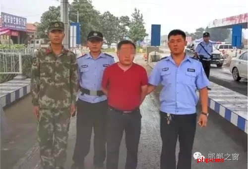 8月8日13時(shí)許，邯鄲大名李茂堤警務(wù)站民警，在一輛南樂開往龍王廟的公共汽車上，查獲一名無身份證男子。該男子自稱是龍王廟鎮(zhèn)人，在民警詢問下又改口稱是孫甘店鄉(xiāng)人，閃爍其詞、神色慌張。經(jīng)調(diào)查該男子叫朱某。于7月7日，在大名縣人民法院判決的一起民間借貸糾紛案中，犯罪嫌疑人朱某拒不履行法院判決。7月13日，大名縣公安局依法將該朱上網(wǎng)追逃。