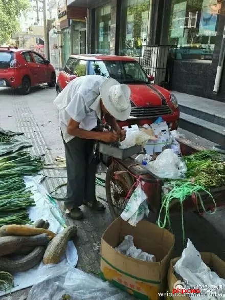 網(wǎng)友爆料：八十三歲，本該在家頤養(yǎng)天年，然而在光明大街水院路口卻有一位爺爺在酷暑烈日當下賣菜和葡萄，如果有住在附近的小伙伴們，如果你正好想買菜，買葡萄，不妨去看看。