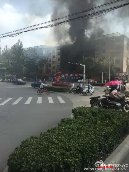 網(wǎng)友爆料：8月11日，邯鄲中華南大街和學院北路交叉口東南角，一飯店起火，消防官兵接警后緊急救援，目前起火原因不明。大家一定要注意用電用煤氣安全。