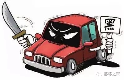 8月3日上午，公交分局接群眾報警稱，在汽車西站搭乘一輛白色奧拓(黑出租車)時，被該車司機持刀搶劫2600元。公交分局迅速組織警力現(xiàn)場勘查、走訪調(diào)查、調(diào)取天網(wǎng)監(jiān)控視頻、尋找嫌疑人蹤跡，經(jīng)大量工作，于次日凌晨6時許，辦案民警在復興區(qū)大乘寺附近發(fā)現(xiàn)嫌疑人的活動蹤跡。經(jīng)縝密布控，辦案民警在火車站一舉將犯罪嫌疑人張某某抓獲，犯罪嫌疑人張某某對持刀搶劫乘客的犯罪事實供認不諱。