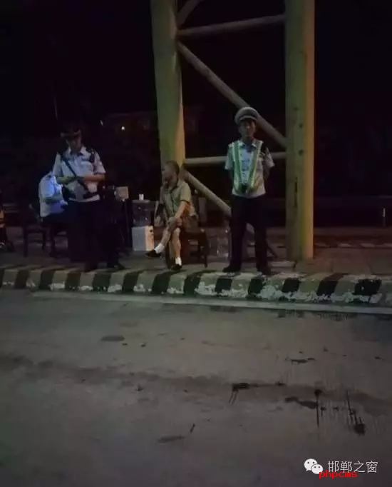 8月9日晚，磁縣交警大隊林坦中隊民警在執(zhí)行勤務中，對一輛小型普通客車進行例行檢查，該車司乘人員三人，其中兩名乘坐人員神情恍惚，非?？梢?，民警認真核對每名人員信息，經(jīng)網(wǎng)上對比查詢，系統(tǒng)提示陳某某具有吸毒史。執(zhí)勤民警立即對該車進行全面徹查，并對該車三名司乘人員做了尿檢，檢驗結(jié)果兩名乘坐人員為陽性。最終，經(jīng)過細致盤問，周某某、陳某某對其吸毒事情供認不諱。