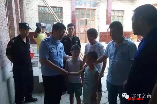 8月11日上午，邯鄲館陶縣公安局指揮中心接到報(bào)警，柴堡鎮(zhèn)劉村李某因欠柴堡鎮(zhèn)武張屯村李某某錢款，李某某將李某的兩個(gè)兒子（一個(gè)10歲，一個(gè)8歲）拘禁。民警迅速趕到現(xiàn)場，發(fā)現(xiàn)李某家街門被反鎖，民警登上盤梯與嫌疑人談話，穩(wěn)定其情緒，做其思想工作，當(dāng)日下午17時(shí)20分許，兩個(gè)小男孩被成功解救。