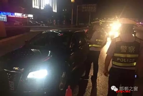為保證奧運(yùn)期間有一個(gè)良好的道路交通環(huán)境，針對(duì)疲勞駕駛、酒后駕駛等違法行為，邯鄲交警六大隊(duì)組織開展集中整治酒駕、醉駕專項(xiàng)行動(dòng)。8月10日，交警六大隊(duì)出動(dòng)警力130余名，出動(dòng)警車15輛，設(shè)置執(zhí)勤卡點(diǎn)17處，從20時(shí)起至23時(shí)，在大隊(duì)轄區(qū)內(nèi)查獲了18個(gè)“酒鬼”以及涉牌涉證違法行為21起。當(dāng)晚，在中華大街水廠路口，有一輛車為了逃避檢查，還試圖倒車逃跑。