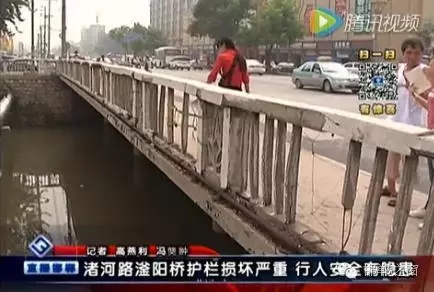 最近住在渚河路滏陽橋附近的居民們反映，說滏陽橋護(hù)欄破損嚴(yán)重，每次從橋上通過時(shí)，都提心吊膽，附近居民為了安全，用繩子簡單的進(jìn)行圍擋。