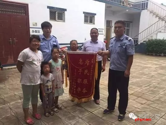 8月份，雞澤縣局店上派出所在開展入戶訪查工作中了解到，2011年，浮東三村村民孟某與外地女子唐某（云南省昭通市人）結(jié)婚，戶口沒有遷移，因是二婚，妻子唐某帶有的三個(gè)孩子也跟隨孟某生活，三個(gè)孩子均沒有戶口。不幸的是，其妻子唐某在2015年年底因車禍死亡，三個(gè)孩子無法取得醫(yī)學(xué)證明，就一直未能申報(bào)戶口。民警在獲悉此情況后，主動(dòng)上門對(duì)這3個(gè)無戶口孩子進(jìn)行入戶調(diào)查，經(jīng)過一周的緊張工作，雞澤縣局店上派出所會(huì)同縣局戶政股為這3個(gè)孩子解決了戶口問題，最終將3個(gè)孩子的戶口頁交到孟某手中。