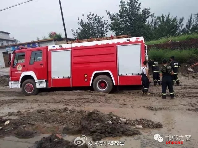 網(wǎng)友爆料：邯鄲武安永峰路康二城鎮(zhèn)南新莊路段，修路把以前路基挖了不修了，都倆個(gè)月了， 今天消防車急需救火陷如泥中出不來， 責(zé)任誰來擔(dān)？ 