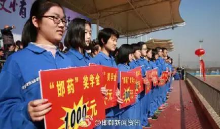 2月27日，距離今年高考還有100天。邯鄲市一中舉辦“點(diǎn)燃激情，成就夢(mèng)想”高考百日沖刺誓師大會(huì)，以激發(fā)學(xué)生 的斗志，激勵(lì)學(xué)生奮勇拼搏，成就夢(mèng)想。會(huì)上頒發(fā)了獎(jiǎng)學(xué)金10萬(wàn)元，100名學(xué)生受到表彰。