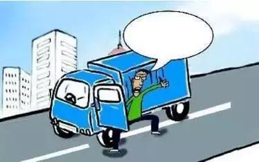2月27日凌晨，邯鄲市一名男子套用其表哥A2駕駛證信息駕駛大貨車進(jìn)入市區(qū)，沒(méi)成想因?yàn)樽旖堑囊活w痣被交警看出破綻，不僅被公安機(jī)關(guān)依法行政拘留了15天，而且被罰款1500元。在事實(shí)面前，駕駛?cè)瞬坏貌怀姓J(rèn)自己無(wú)證，試圖用表哥的駕駛證蒙混過(guò)關(guān)。